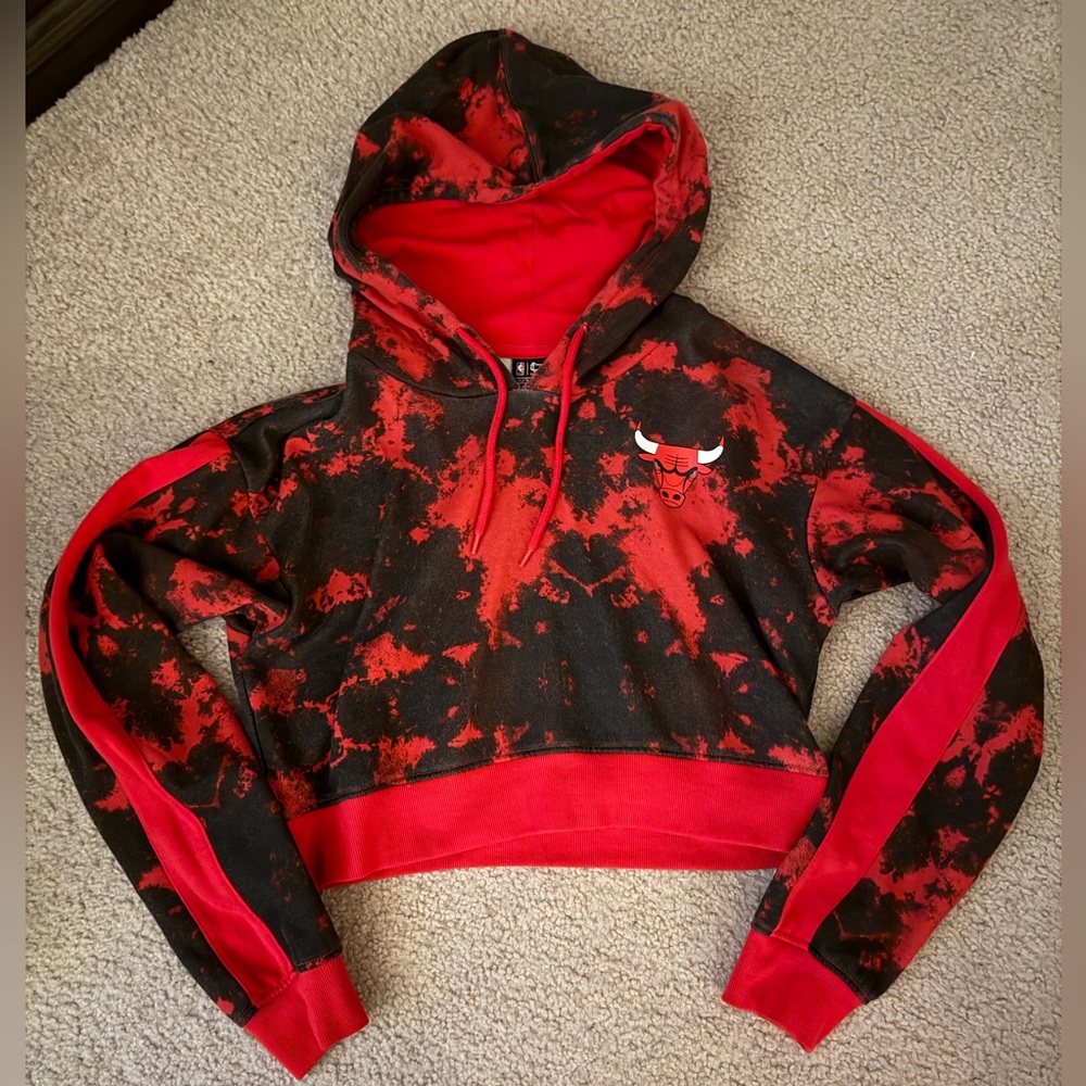NBA Chicago Bulls Red and Black Tie Dye Cropped Hoodie